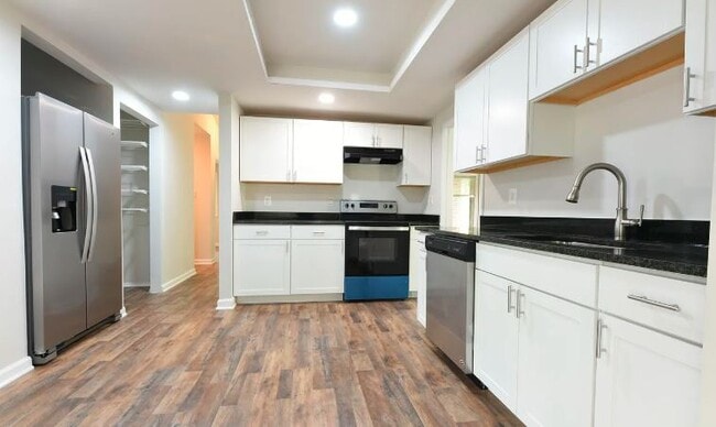 Building Photo - 15 Middleton Ln