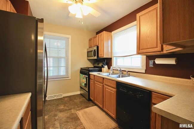 Building Photo - Beautiful 2 bed 1 bathroom home in Rock Island!