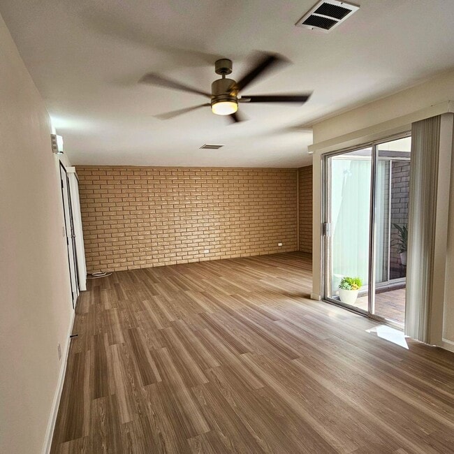 Building Photo - 3BR/2BA Townhome in NLV!