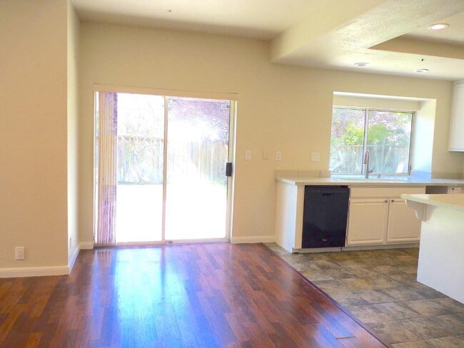 Building Photo - 703 Bahama Ln