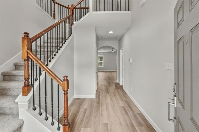 Building Photo - 301 Serpentine Ln