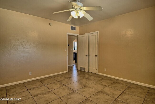 Building Photo - 1604 E 10th St