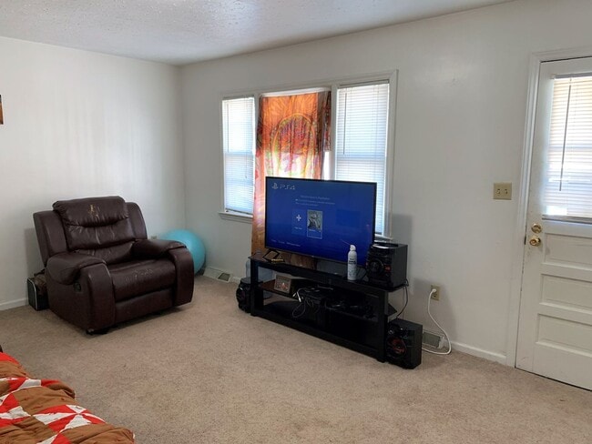 Building Photo - 2 Bed 1 Bath Blacksburg Home