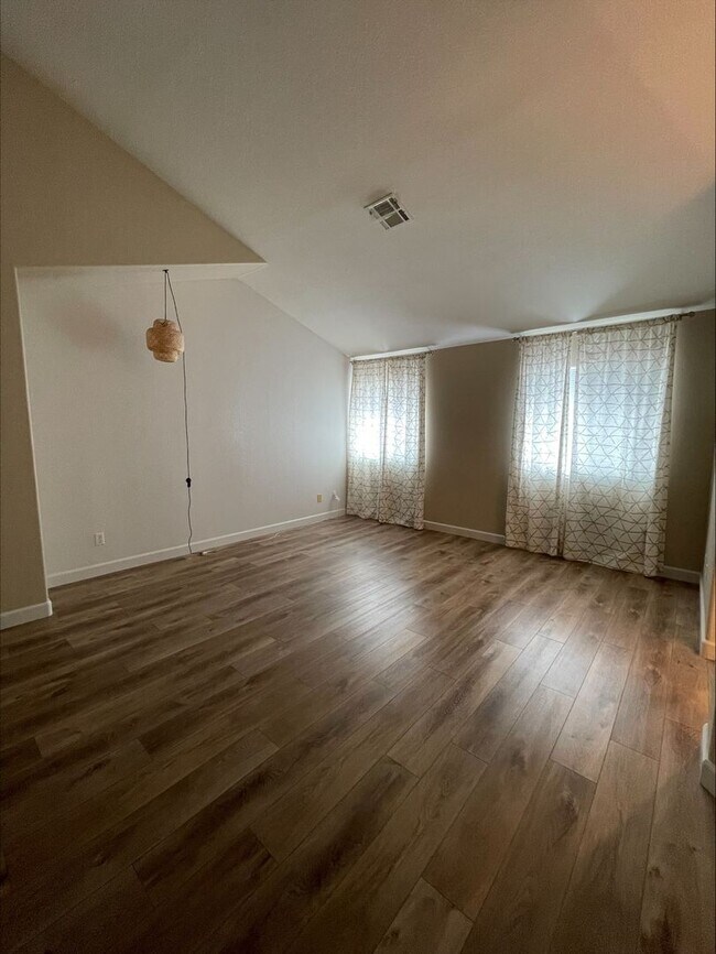Building Photo - 3 Bedroom 2 Bath Home Off Durango
