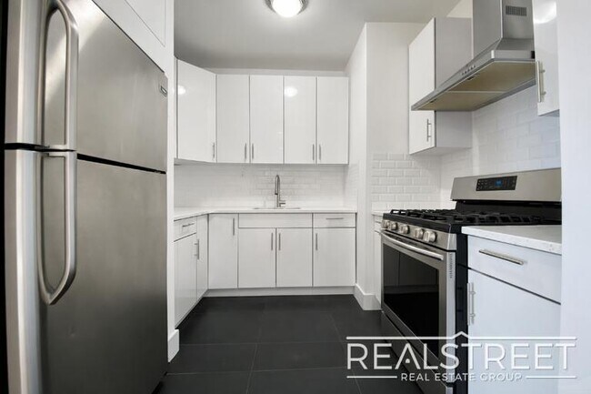 Building Photo - LUXURY 2.5 Bed  in Queens!