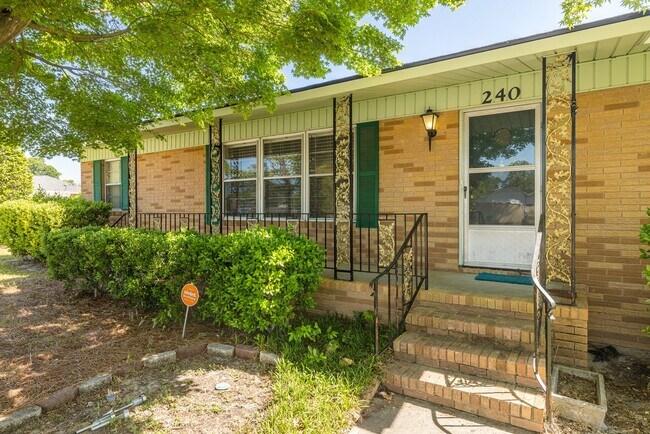 Building Photo - 240 Maywood Dr