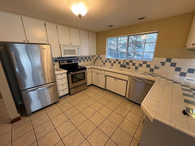 Building Photo - 20766 Canterbury Ct