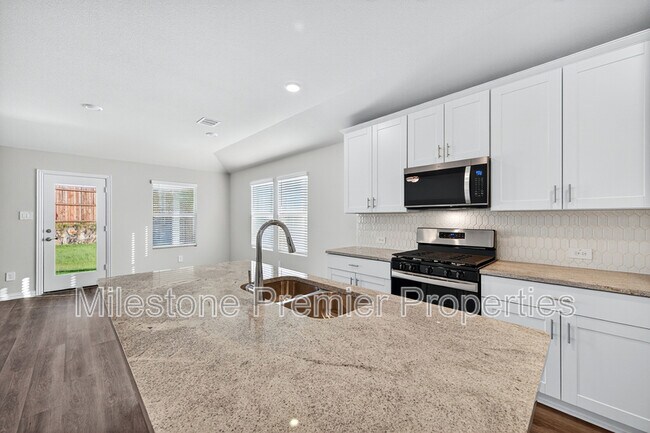 Building Photo - 2121 Gustavus Dr
