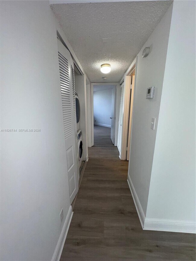 Building Photo - 213 Lake Pointe Dr