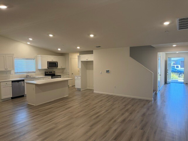 Building Photo - Newer Build, All Electric Home 5 Bedrooms, Loft, 3 bathrooms