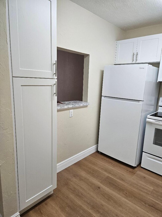 Building Photo - 700 Village Green Ct