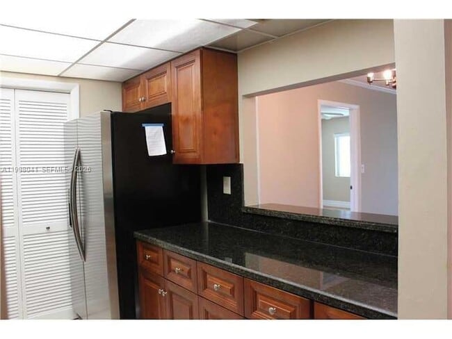 Building Photo - 120 Lakeview Dr