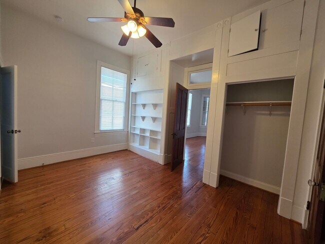 Building Photo - Large one story 3 bedroom Victorian cottage