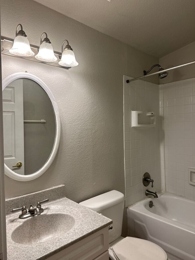 Building Photo - Adorable home in La Pine area, 1.5 acres fully fenced!!