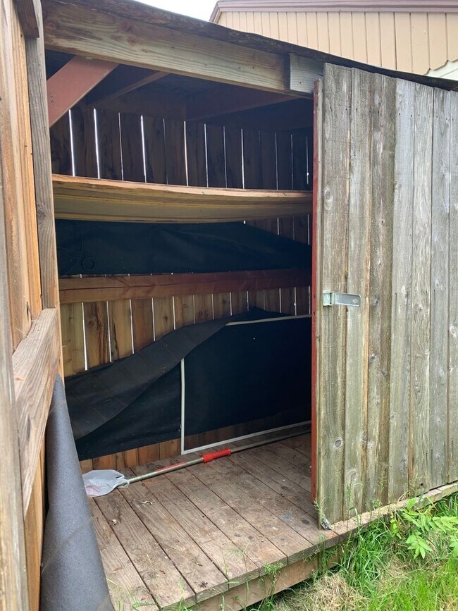 Building Photo - 2 Bedroom ~ 1 bath Cottage near Campus in serene setting