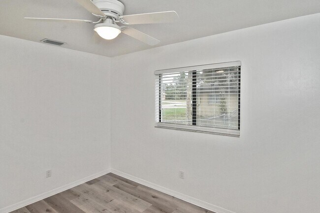 Building Photo - 1202 E 7th St