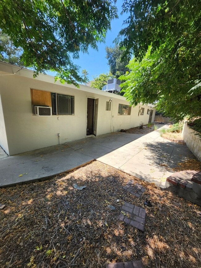 Building Photo - Newly Renovated! Spacious 4-Bed, 2-Bath Ho...
