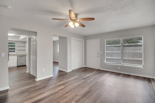Building Photo - 3353 Sherwood Dr