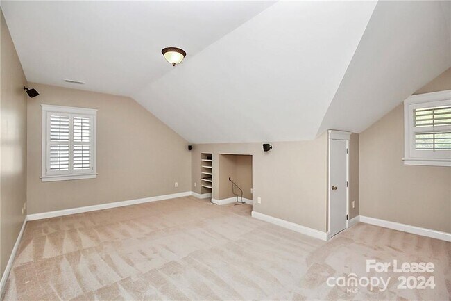 Building Photo - 2300 Mirow Pl