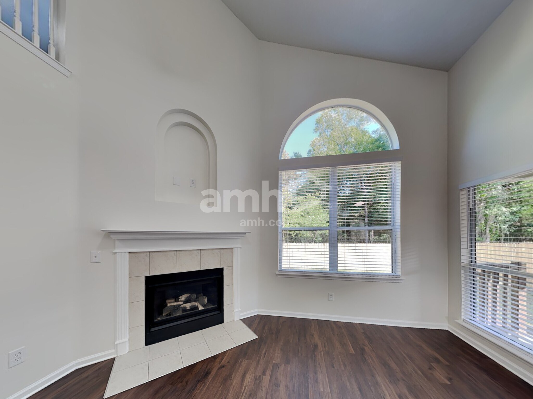 Building Photo - 1411 Samantha Cir S