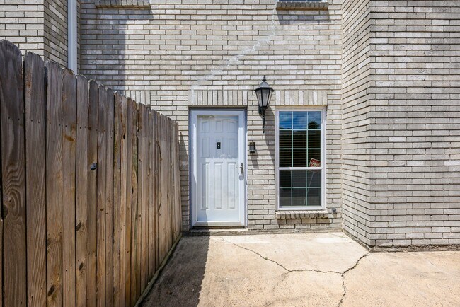 Building Photo - 17441 Red Oak Dr