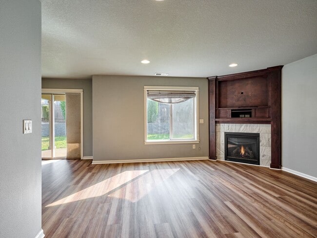 Building Photo - Beautiful 4 bedroom/2.5 Bath Home On Large...