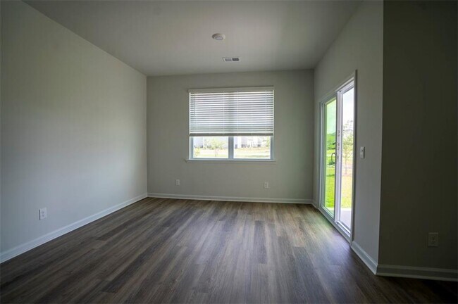 Building Photo - 102 Fremont Ln
