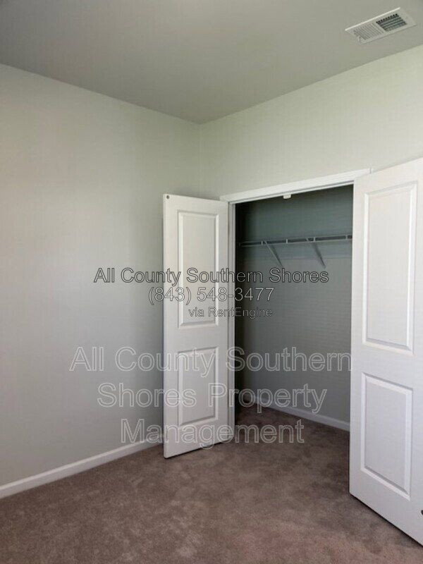 Building Photo - 234 S Reindeer Rd