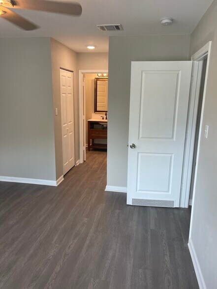 Building Photo - 9505 Sierra Dr