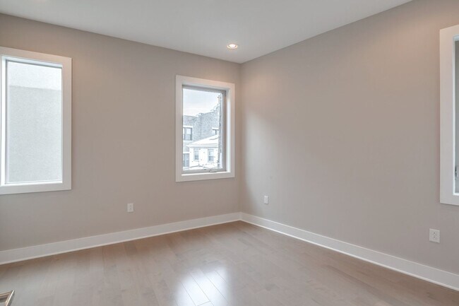 Building Photo - Northern Liberties Townhome with attached Garage
