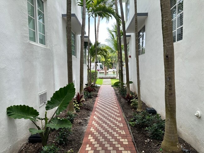 Building Photo - LARGE 1 BEDROOM FULLY FURNISHED IN WATERFR...
