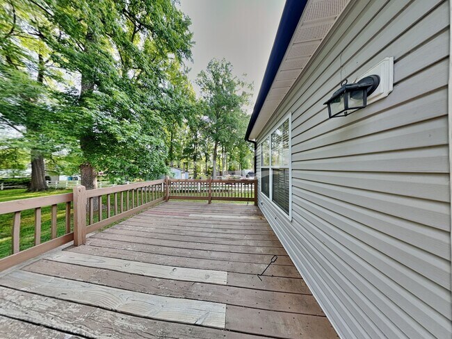 Building Photo - 419 Parallel Dr