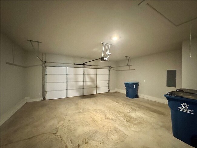 Building Photo - 708 NE Hts Ln