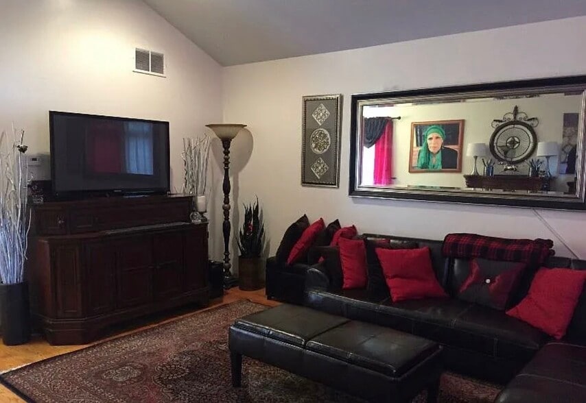 Living room - 419 W Root St