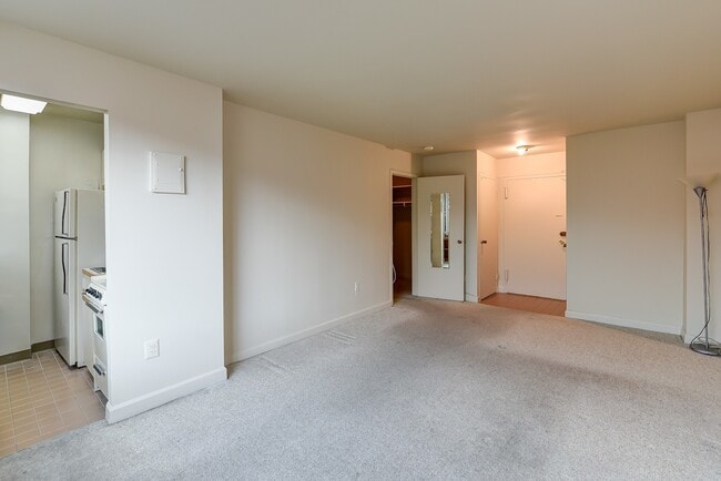Building Photo - Spacious & Bright Studio at River Place East
