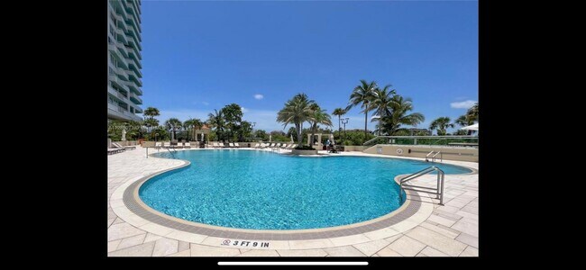 Building Photo - 400 S Pointe Dr