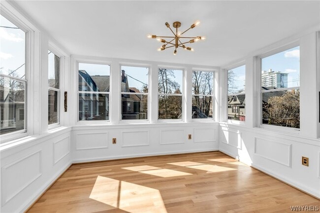 Building Photo - 887 W Ferry St