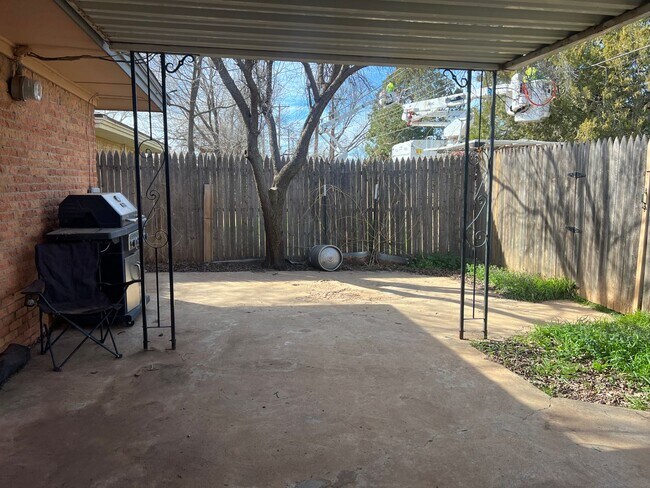 Building Photo - 3 bed 2 bath Move In Ready!