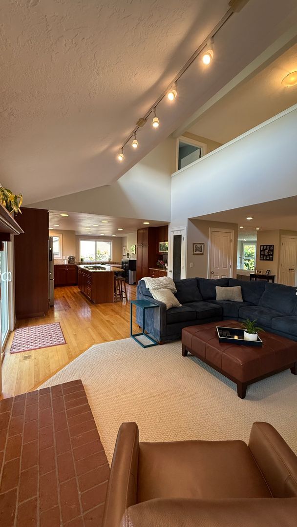 Building Photo - Pristine Single-Family Home in the Heart o...