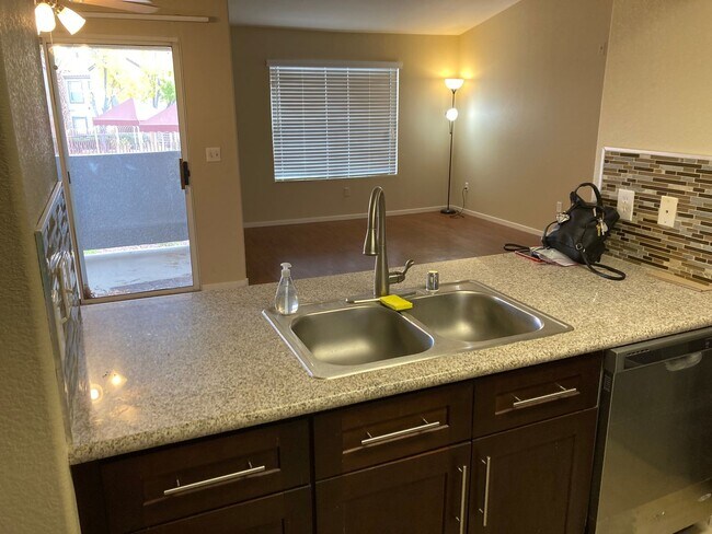 Building Photo - Gated community just minutes south of the ...