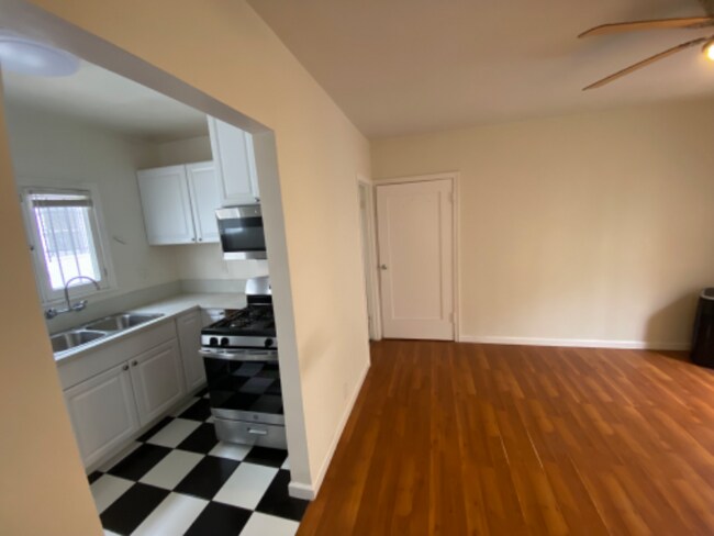 Building Photo - 628-628 N Plymouth Blvd