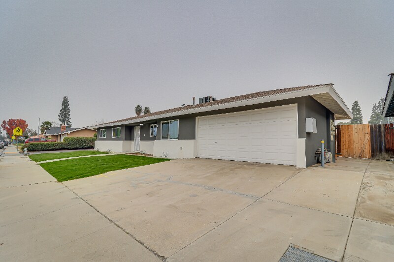 Building Photo - 1001 Mira Loma Dr