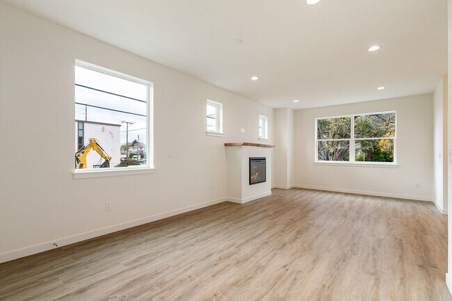 Building Photo - Halleck Townhomes Triplex