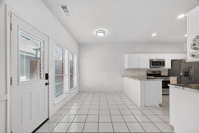 Building Photo - 1253 El Camino Village Dr