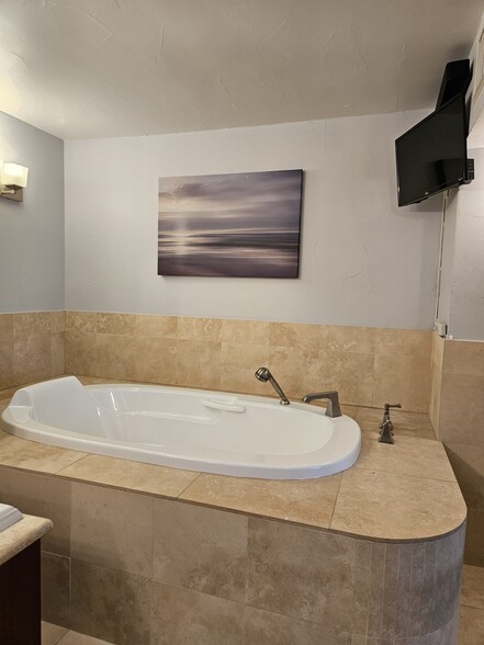 Soaking Tub with TV - 1020 15th St