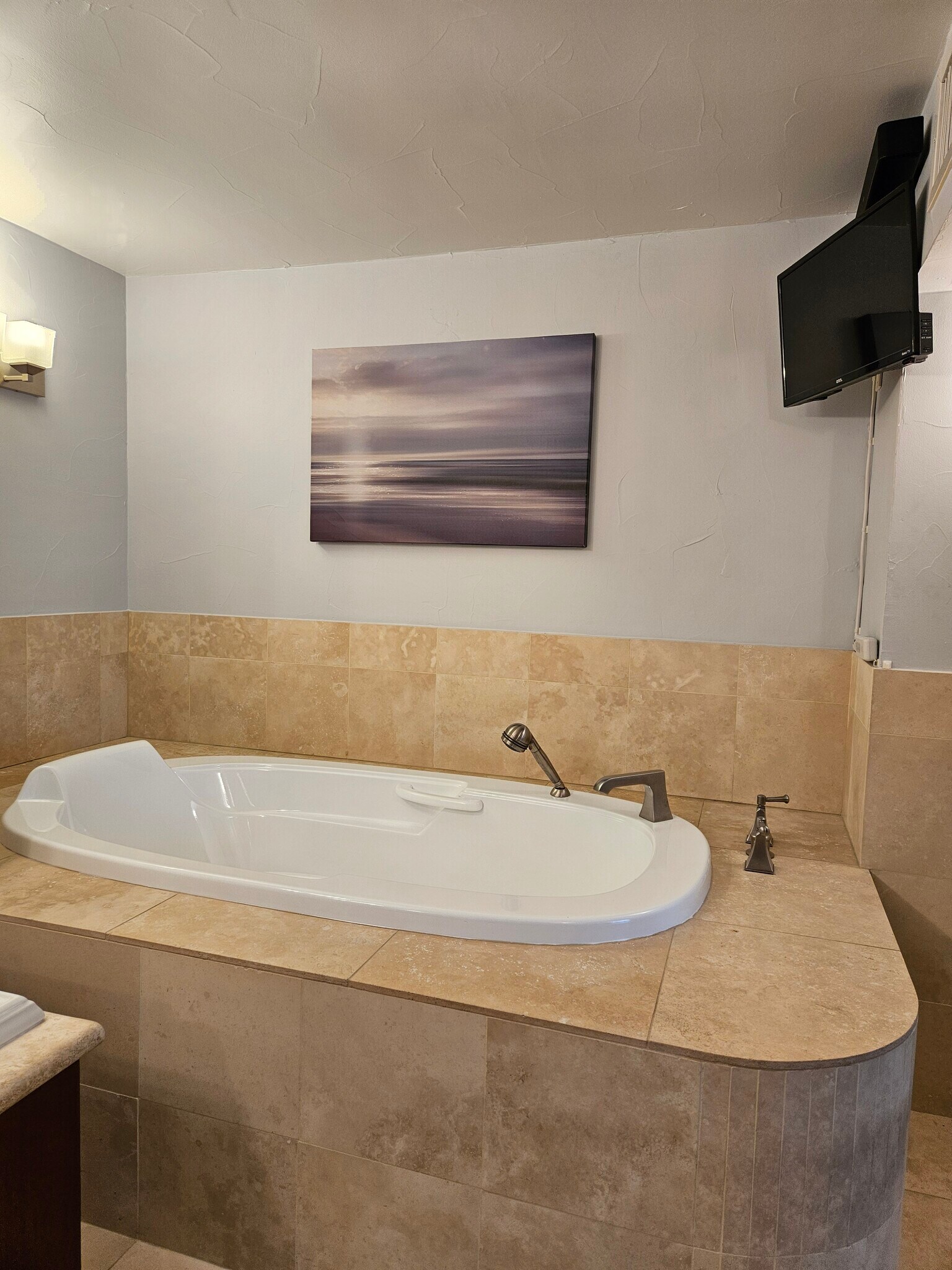 Soaking Tub with TV - 1020 15th St