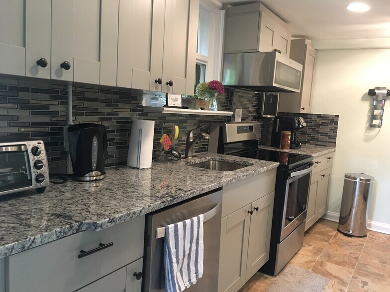 Kitchen - 1060 Seaboard Ave NW