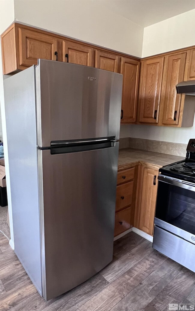 Building Photo - 565 Roberts St