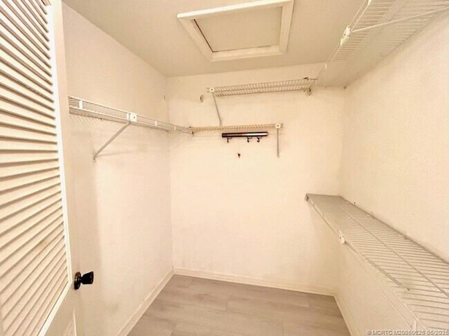 Building Photo - 200 SE Four Winds Dr