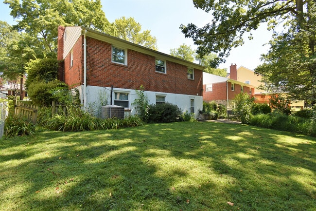 Building Photo - Fantastic 4 Bedroom, 3 Full Bathroom, Close in Bethesda Home!